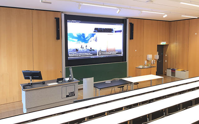 Mounting with intechangeable LED-wall and chalkboard in a lecture hall